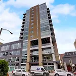 Frontdesk Urbanite Apts Lower East Side Milwaukee