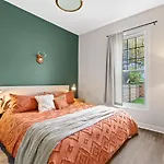 The Bentley Condotel In Historic Walker\'S Point W/ Garage + Yard
