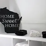 Cute Yellow 2-Br Bungalow W/Free Garage, Free Wifi