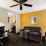 Quality Suites Milwaukee Airport
