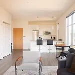 Flexhome East Side 1Br Ec1 - Brady Fiserv Balcony