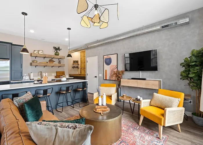 The Bentley Condotel In Historic Walker\'S Point W/ Garage + Yard