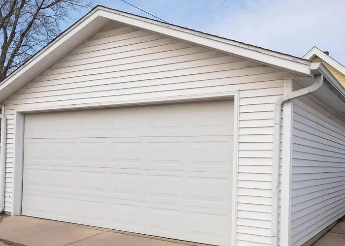 Cute Yellow 2-Br Bungalow W/Free Garage, Free Wifi
