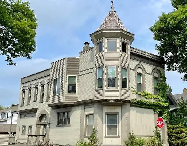 Schlitz Castle Historic Brewery Tied-House In Milwaukee