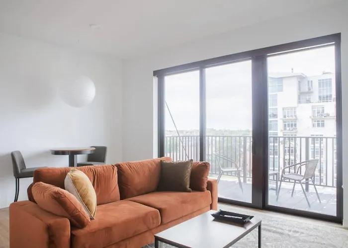 Flexhome East Side 1Br No8 With Balcony, Pool, And Gym