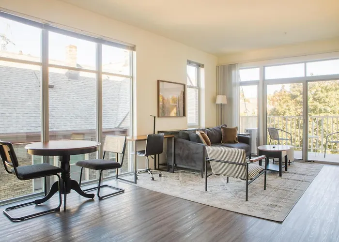 Flexhome East Side 1Br Ec1 - Brady Fiserv Balcony
