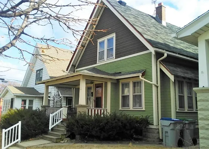 Comfortable 3 Bedroom Craftsman Bungalow In Milwaukee\'S Bay View Neighborhood