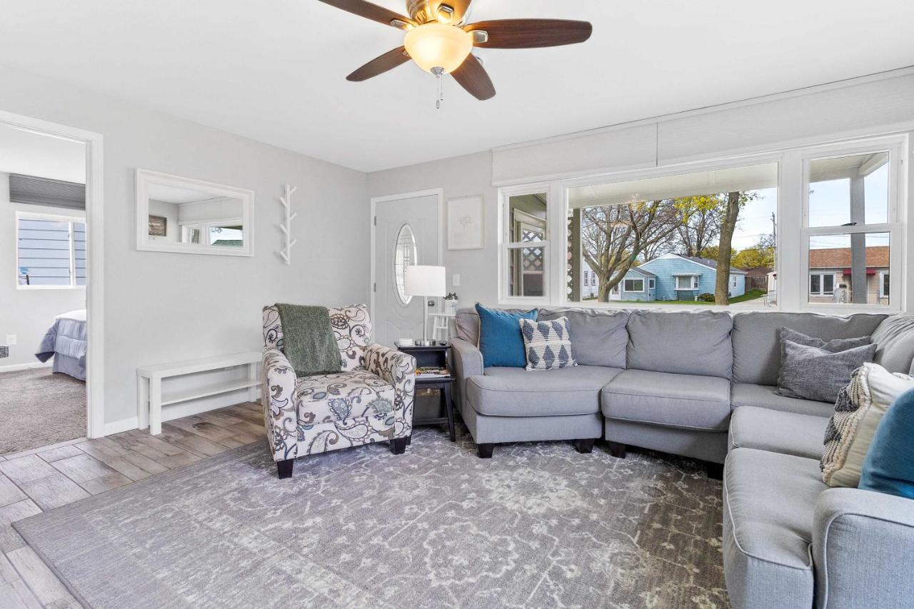 Bright And Updated Getaway With Furnished Patio! * Milwaukee