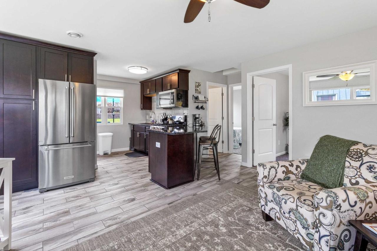 Bright And Updated Getaway With Furnished Patio! *