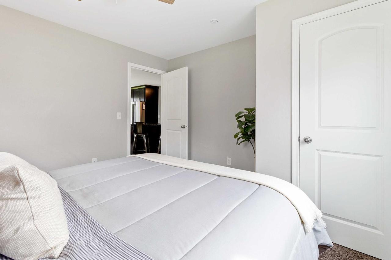 Bright And Updated Getaway With Furnished Patio! * Milwaukee