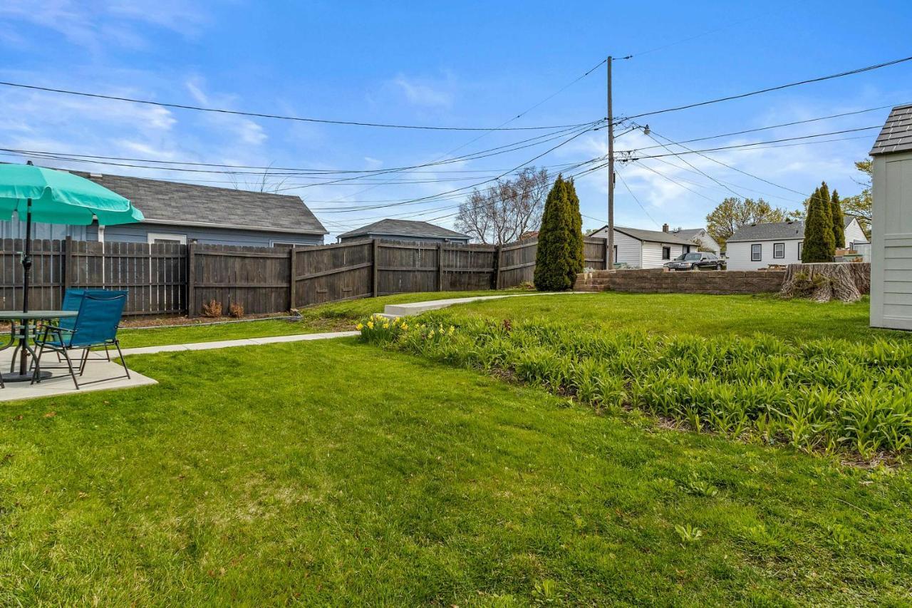 Bright And Updated Getaway With Furnished Patio! Holiday home