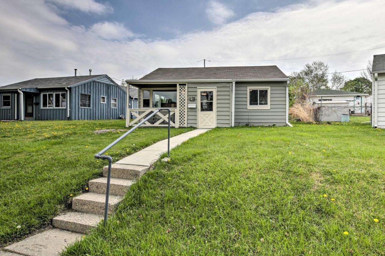 Bright And Updated Getaway With Furnished Patio! Holiday home
