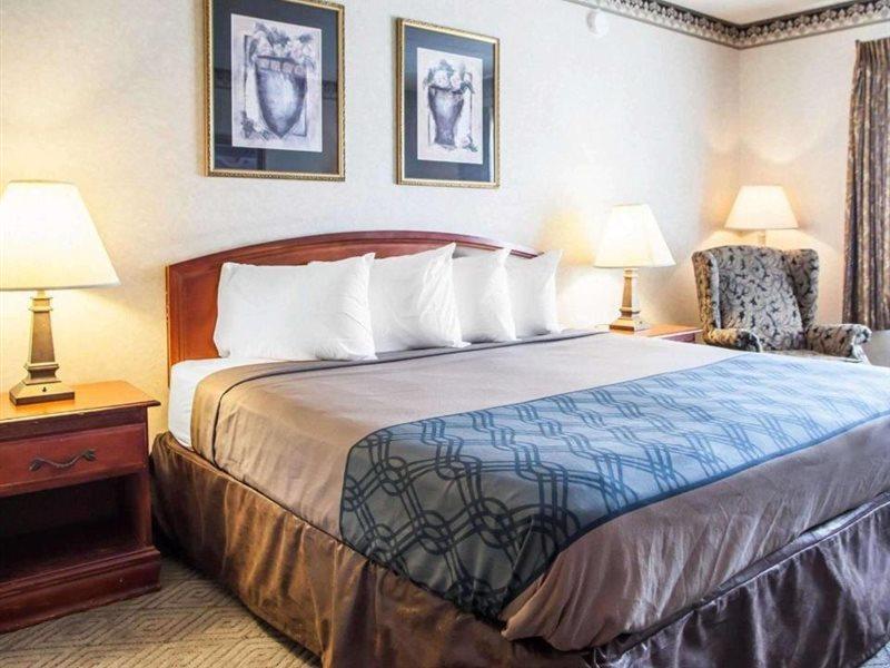 Hotel Rodeway & Airport 2*