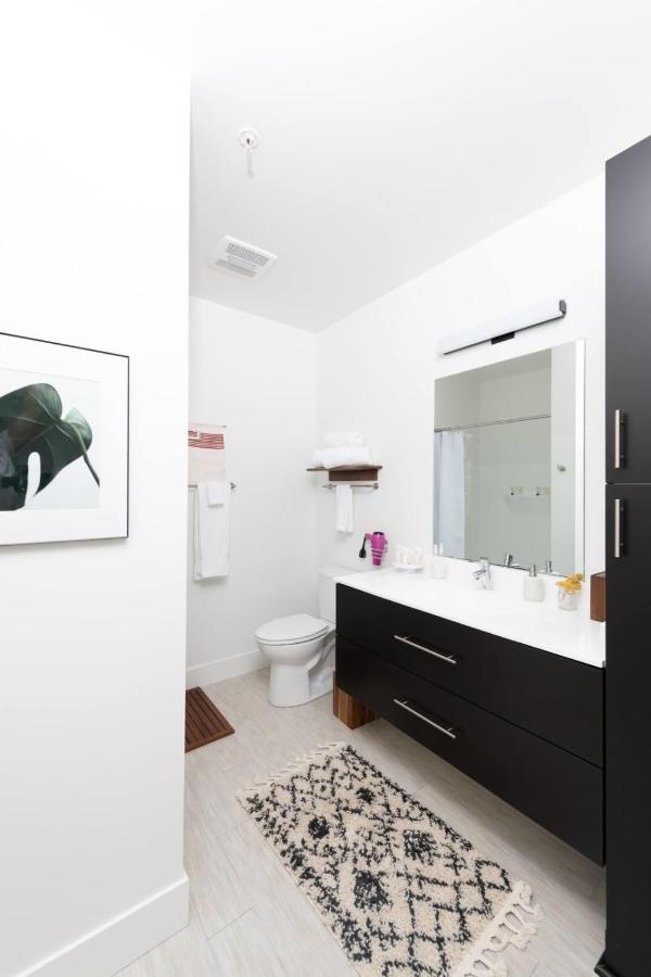 Apartment Modern 1br With Skywalk To Fiserv, Rooftop, And Parking