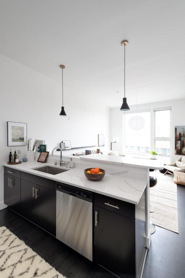 Modern 1br With Skywalk To Fiserv, Rooftop, And Parking Apartment *