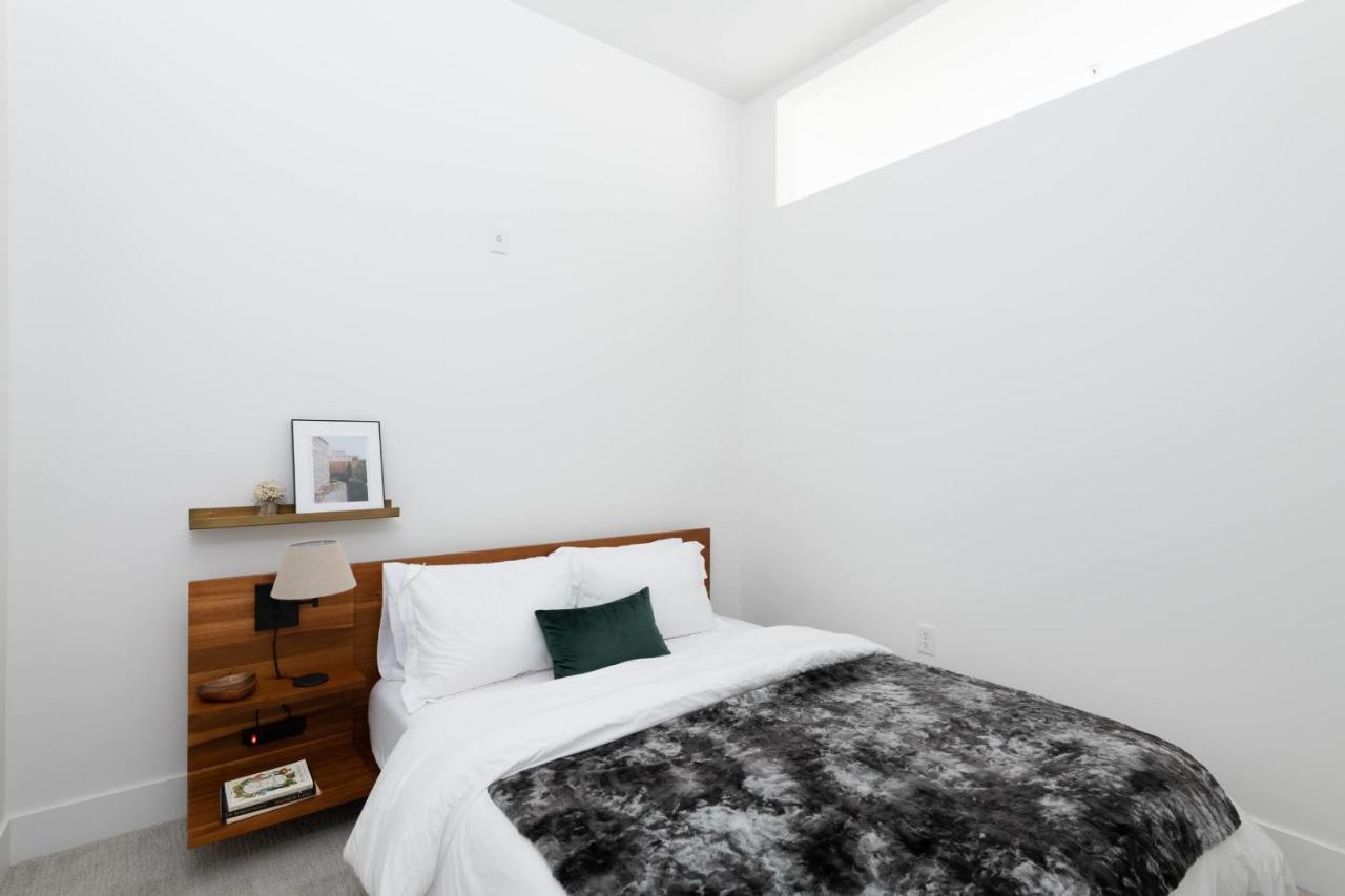 Modern 1br With Skywalk To Fiserv, Rooftop, And Parking *