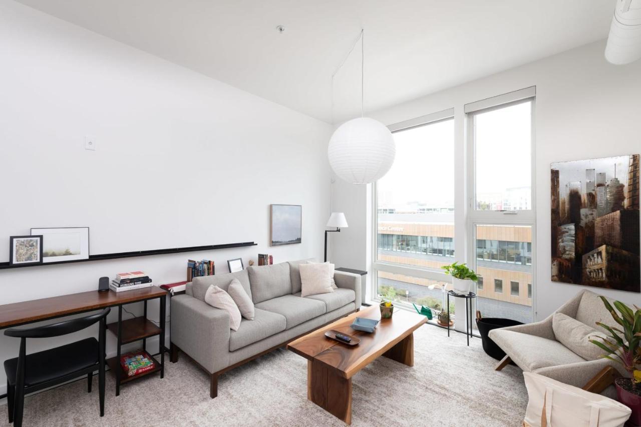 Apartment Modern 1br With Skywalk To Fiserv, Rooftop, And Parking *