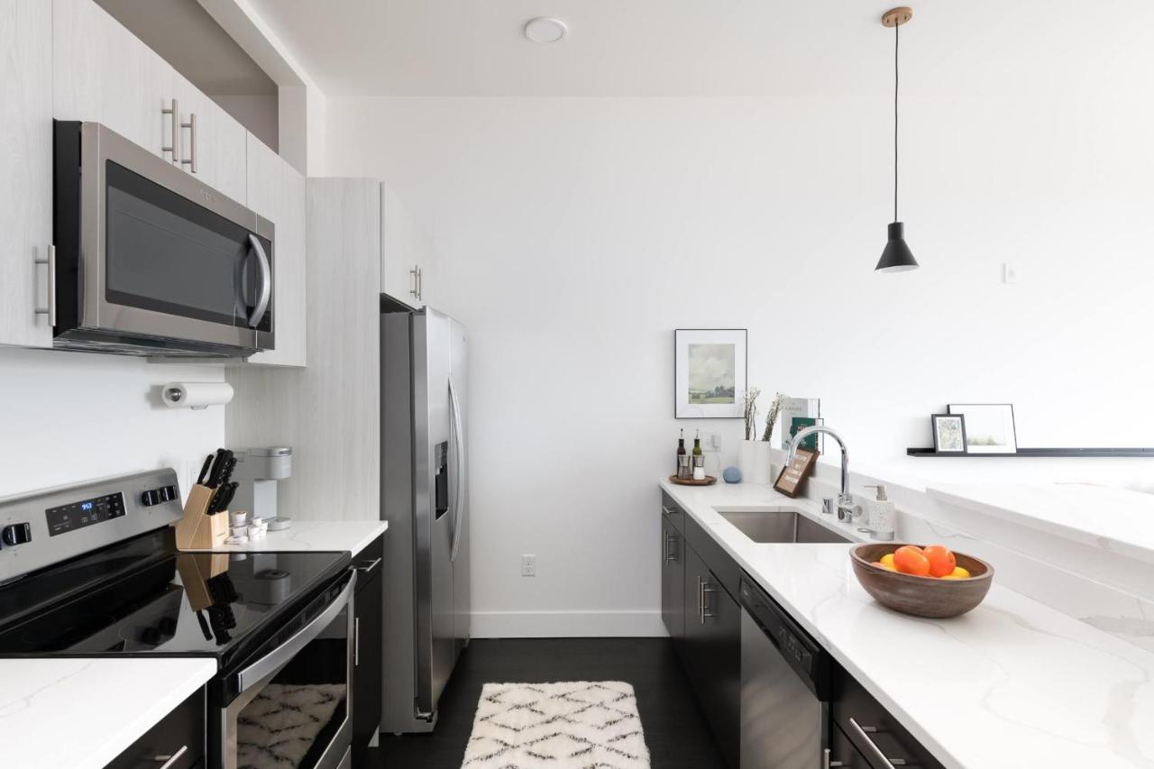 Modern 1br With Skywalk To Fiserv, Rooftop, And Parking Apartment