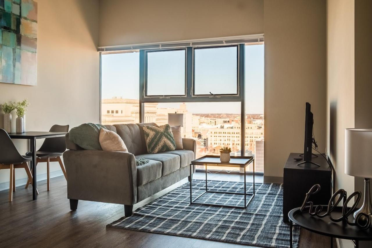 Frontdesk 735 West Apts Westown Apartment *