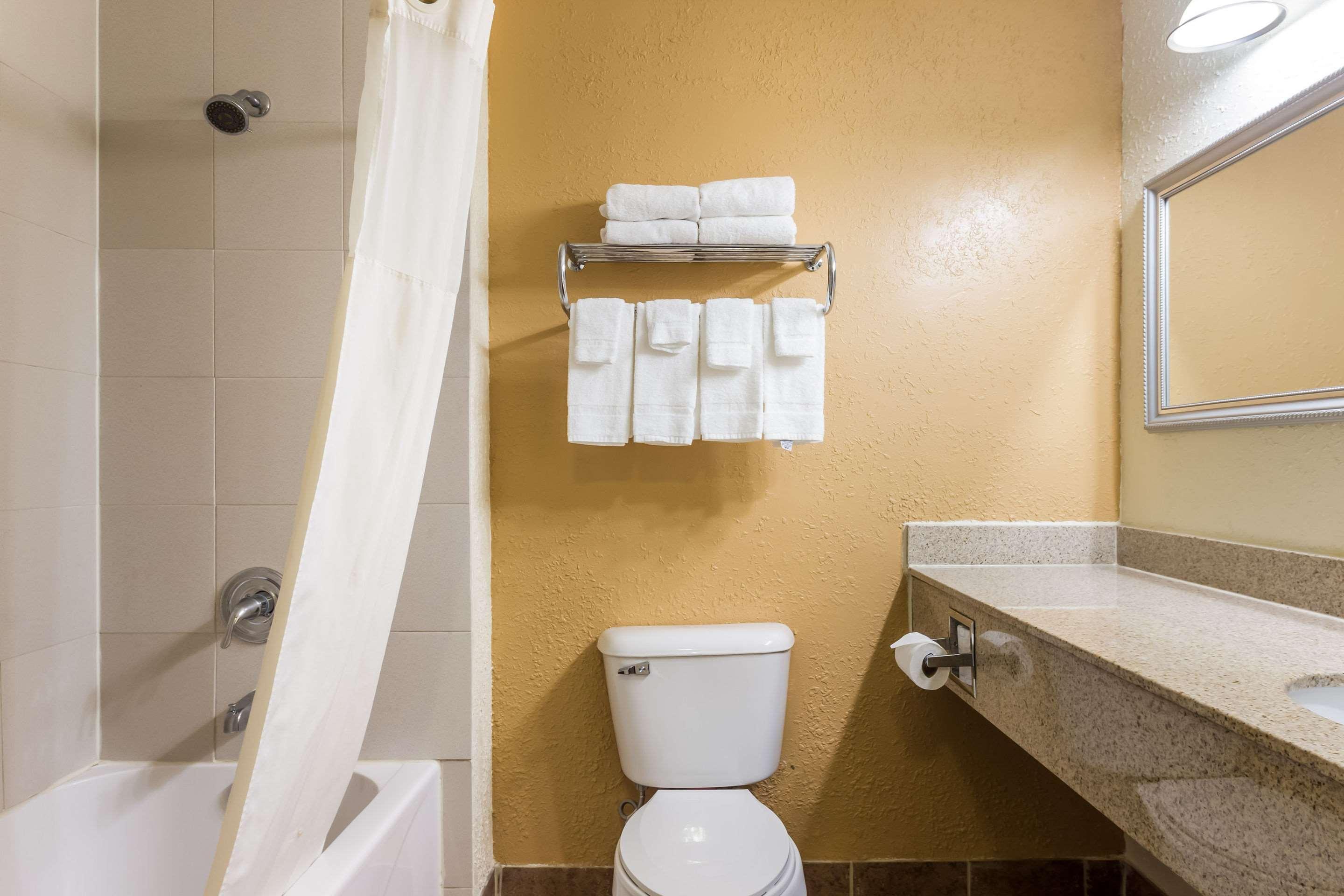 Hotel Quality Airport 3*