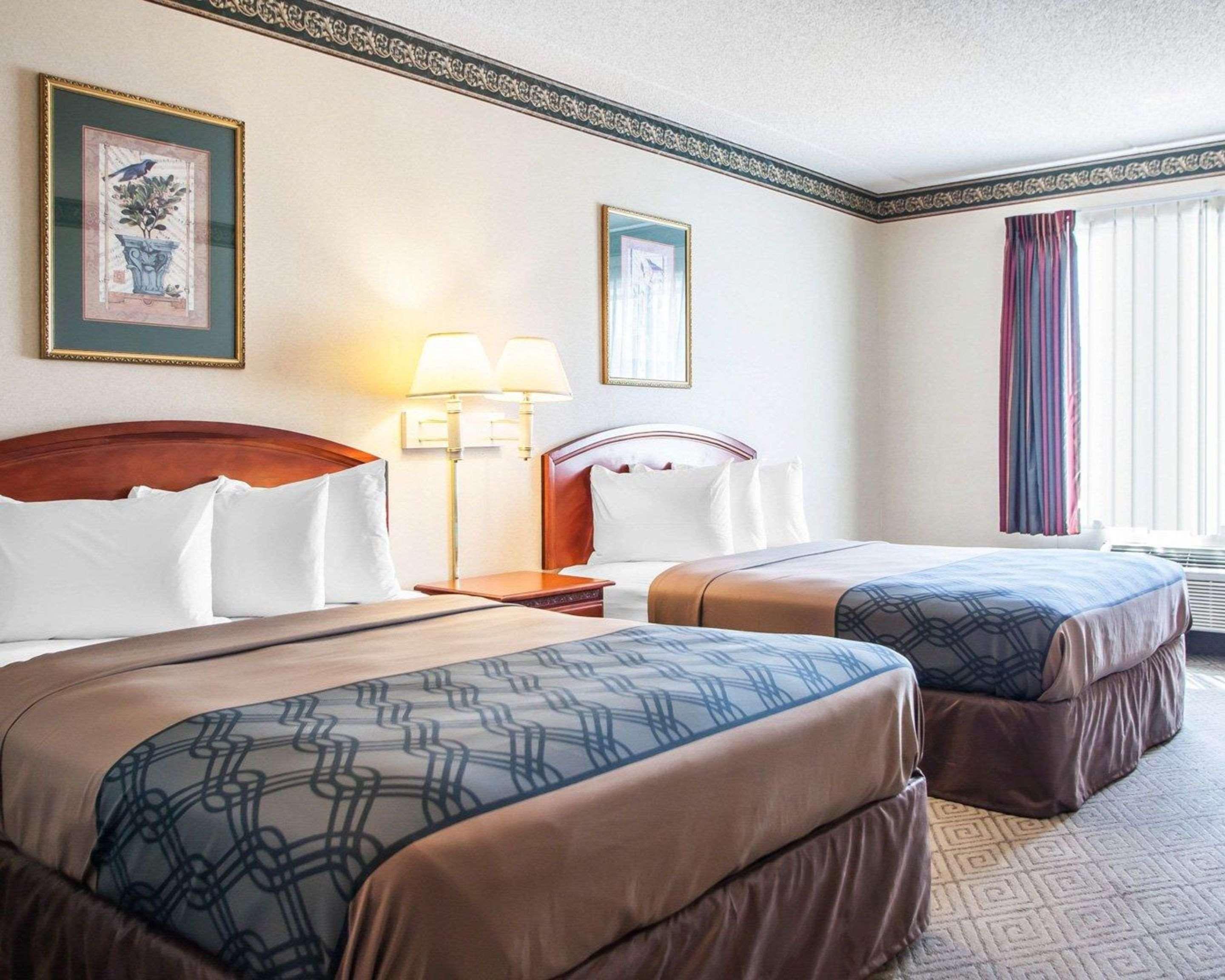 Hotel Rodeway & Airport 2*