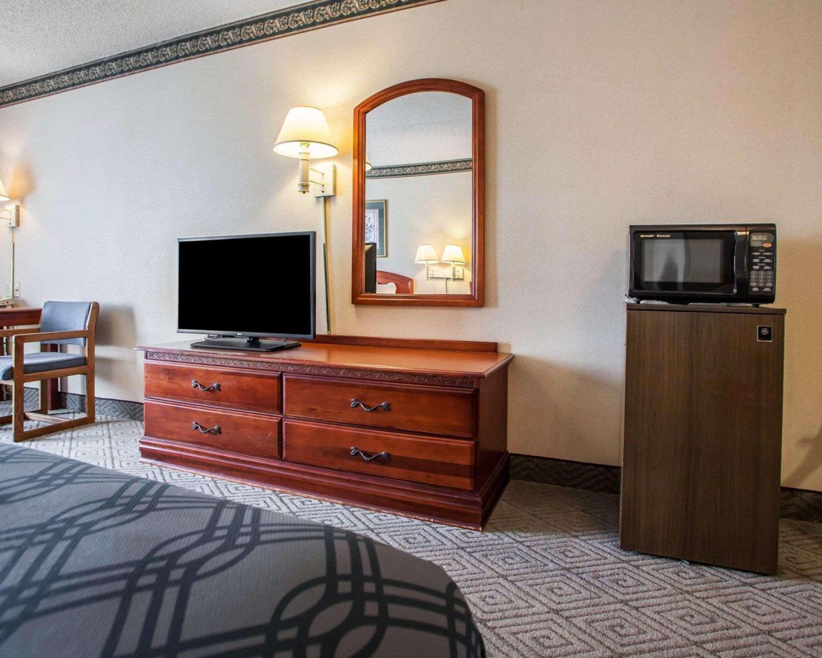Rodeway & Airport Hotel 2*