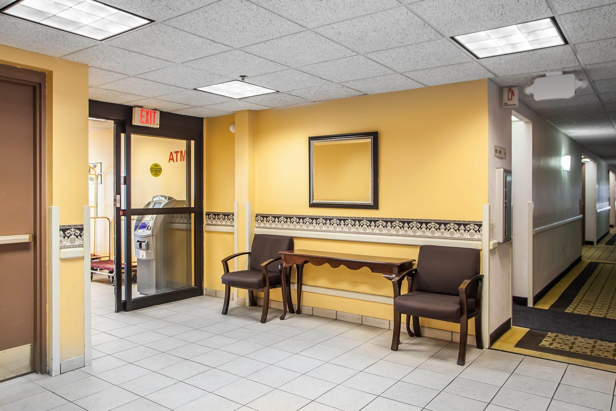 Rodeway & Airport Hotel