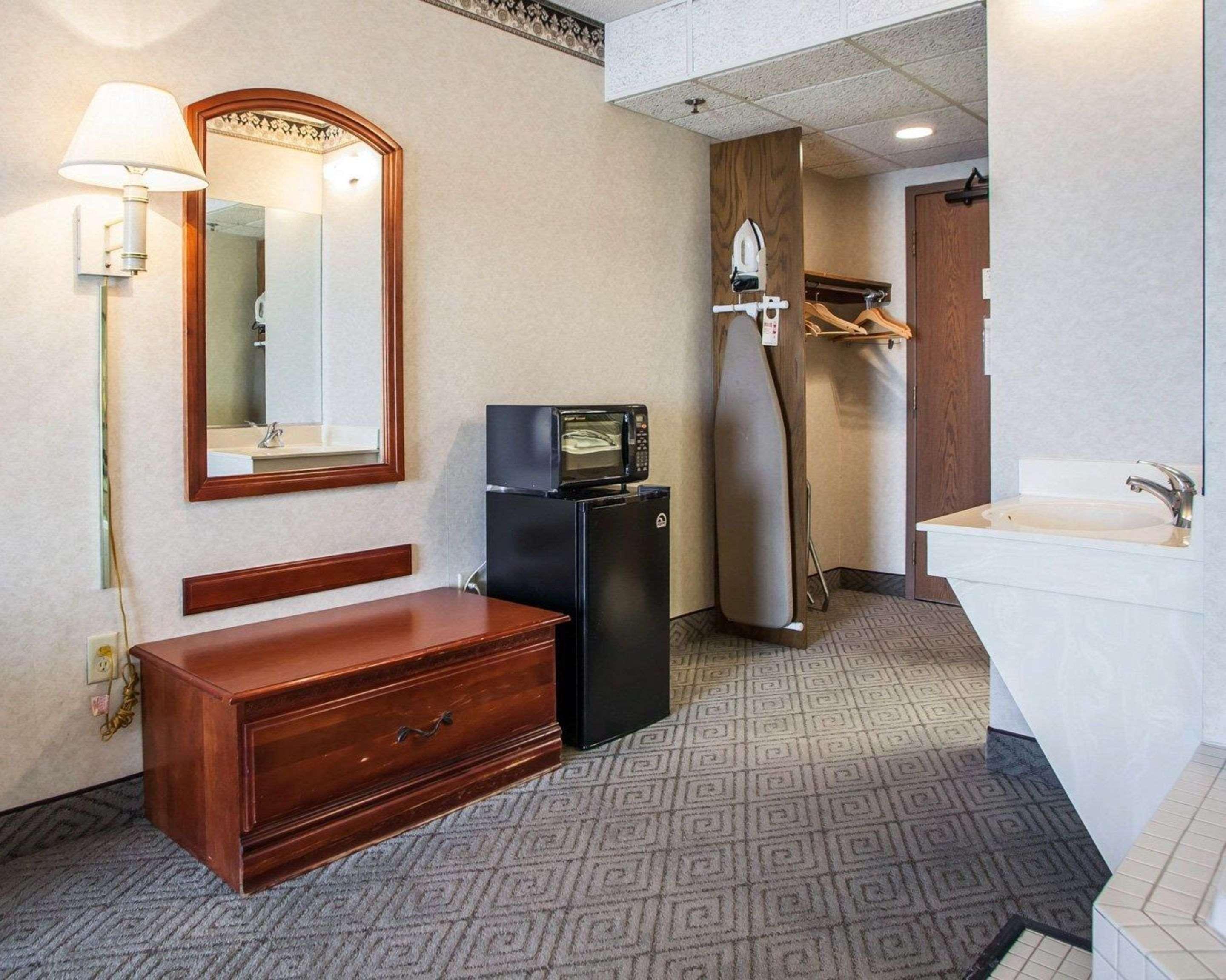 Rodeway & Airport Hotel