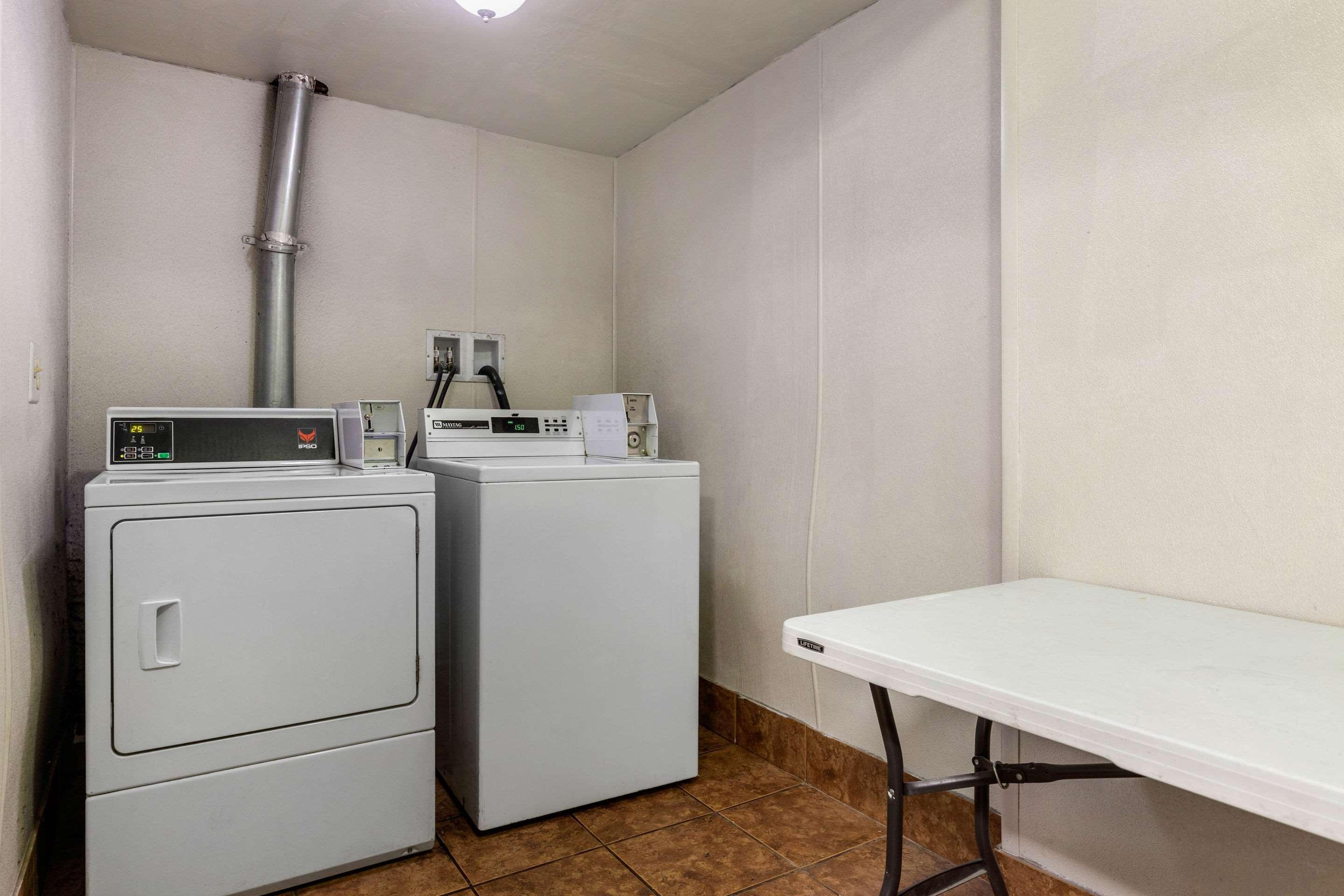 Econo Airport Lodge *