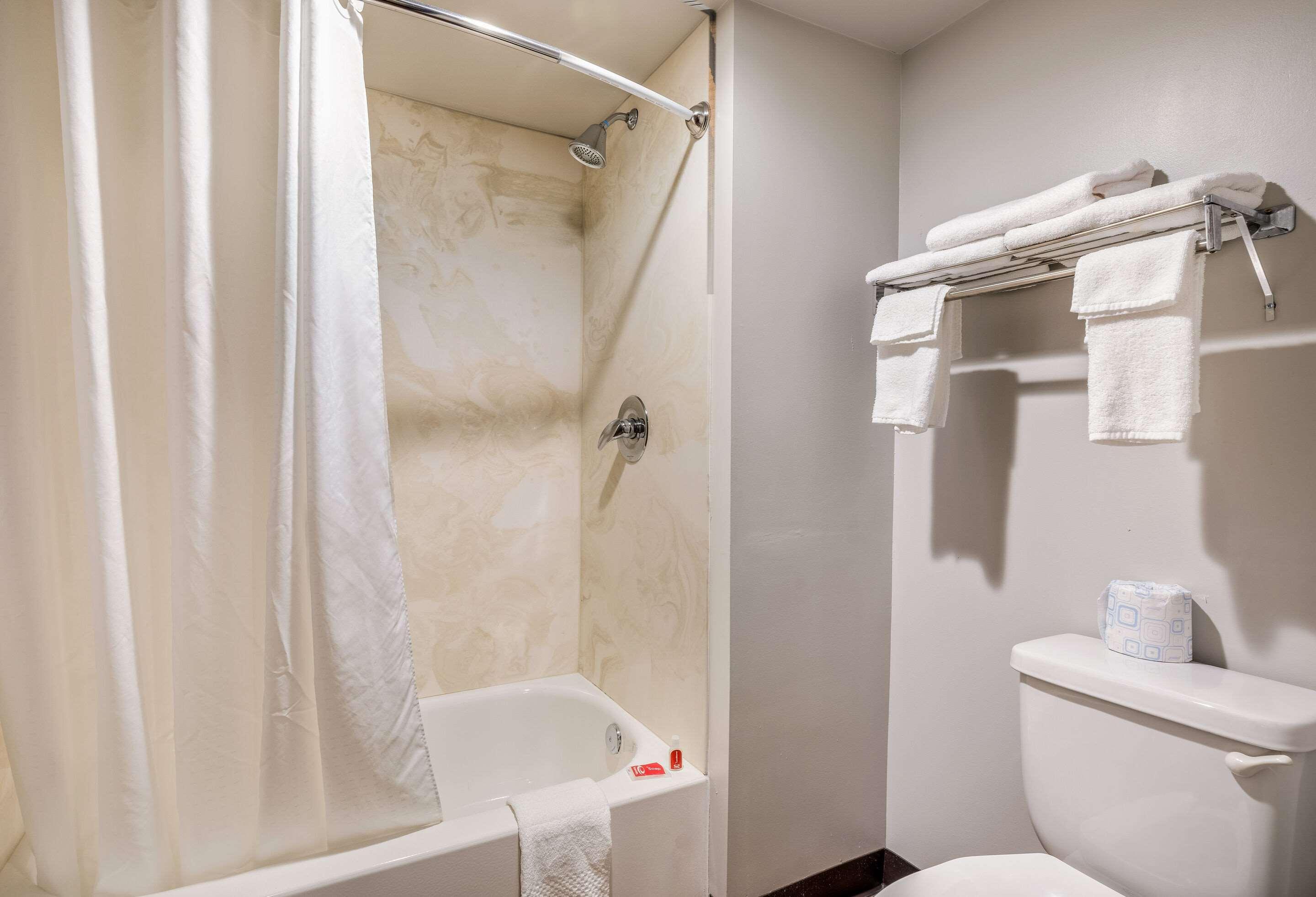 Econo Airport Lodge *