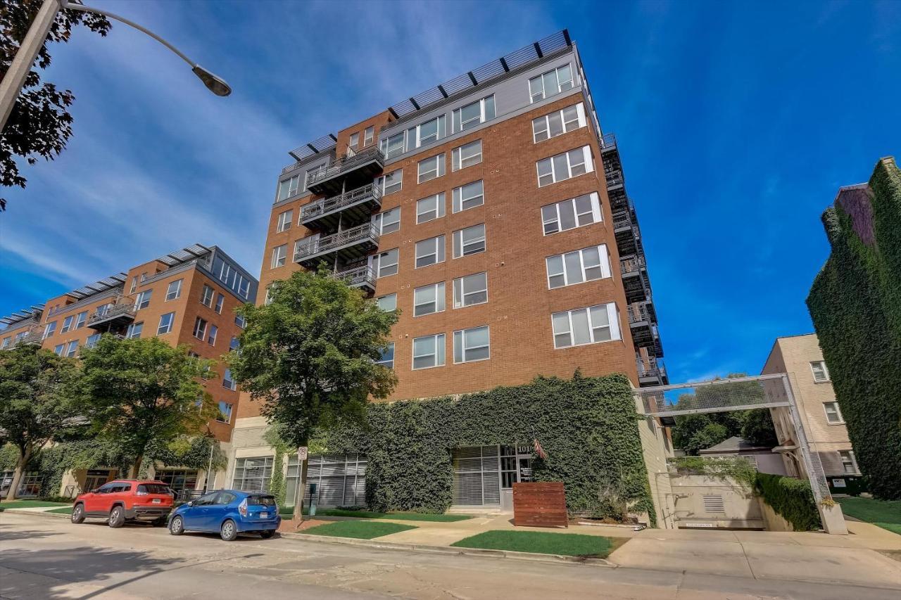 Frontdesk 1040 Cass St Apts East Town