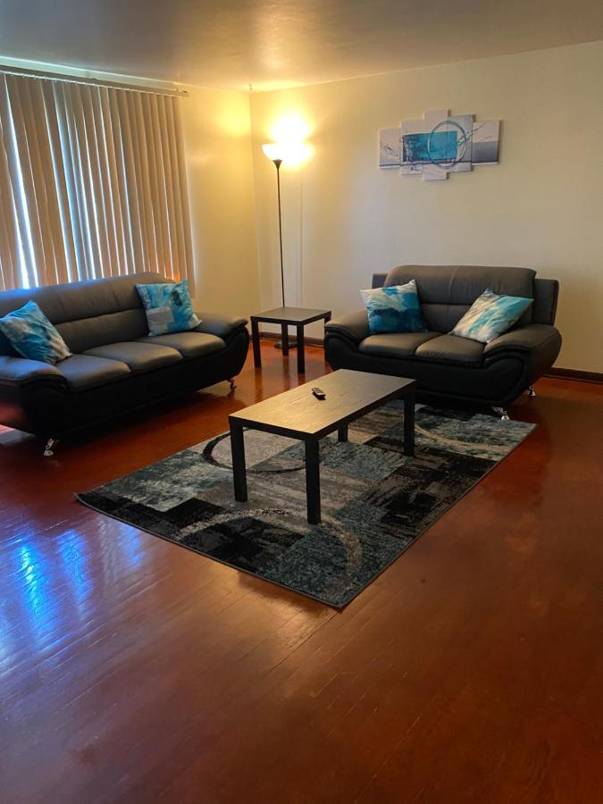 Spacious 3bedroom Free Wine,wifi,and Parking Apartment *