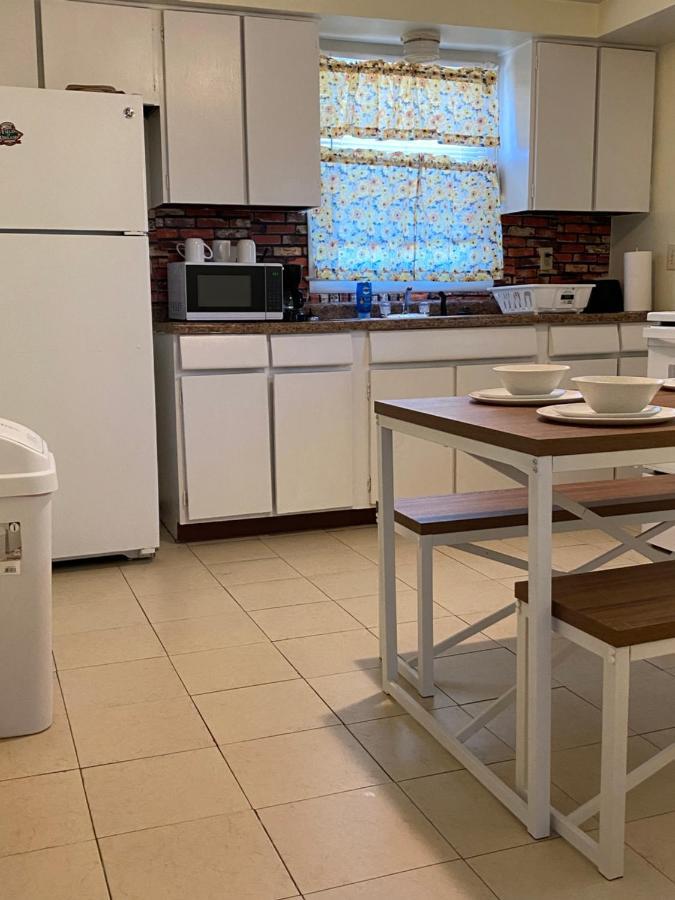 Spacious 3bedroom Free Wine,wifi,and Parking Apartment Milwaukee