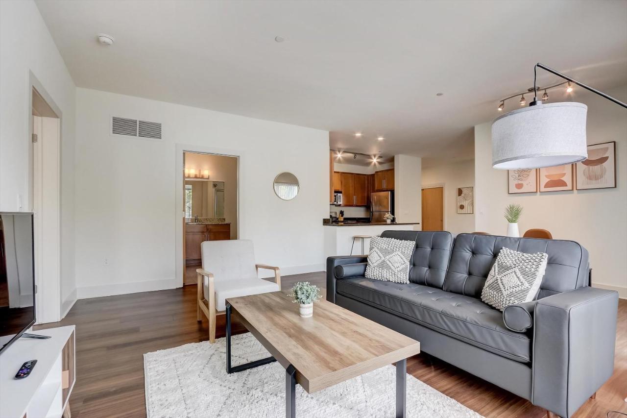 Frontdesk 1040 Cass St Apts East Town *