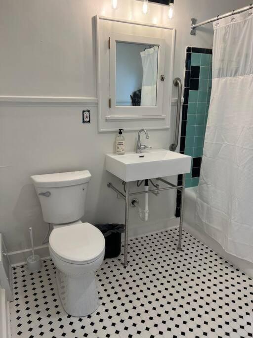 Holiday home Cute Yellow 2-br Bungalow W/free Garage, Free Wifi Milwaukee