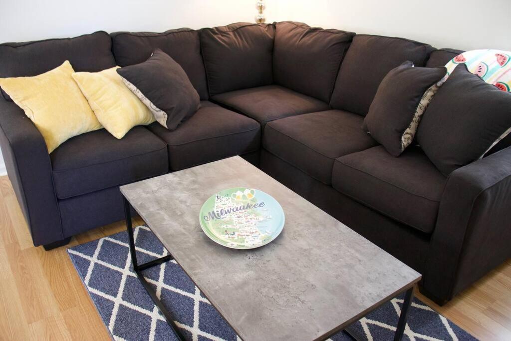 Cute Yellow 2-br Bungalow W/free Garage, Free Wifi Holiday home Milwaukee