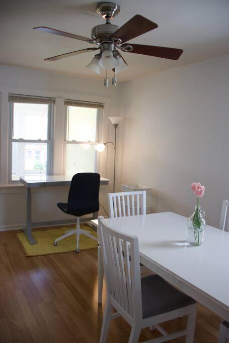 Holiday home Cute Yellow 2-br Bungalow W/free Garage, Free Wifi Milwaukee