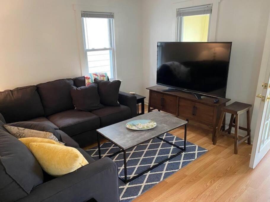Cute Yellow 2-br Bungalow W/free Garage, Free Wifi