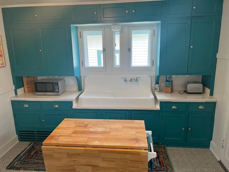 Cute Yellow 2-br Bungalow W/free Garage, Free Wifi Holiday home