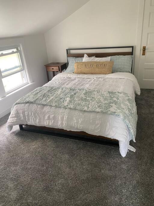 Cute Yellow 2-br Bungalow W/free Garage, Free Wifi *