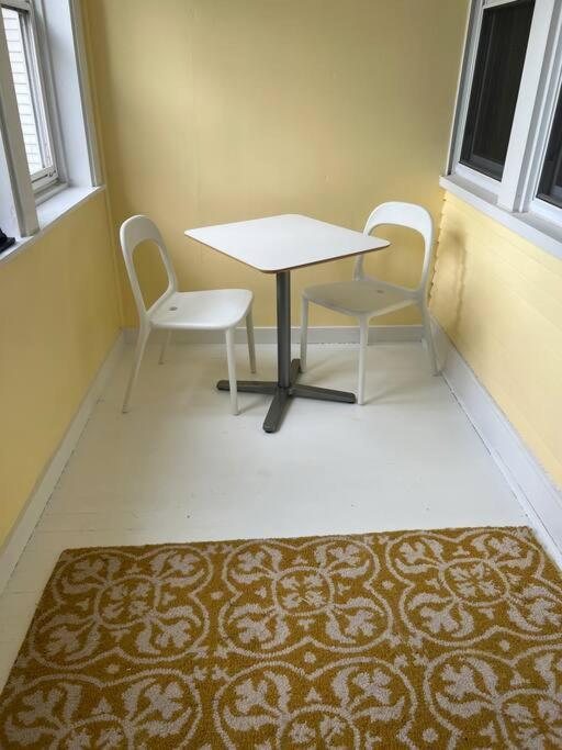 Holiday home Cute Yellow 2-br Bungalow W/free Garage, Free Wifi Milwaukee