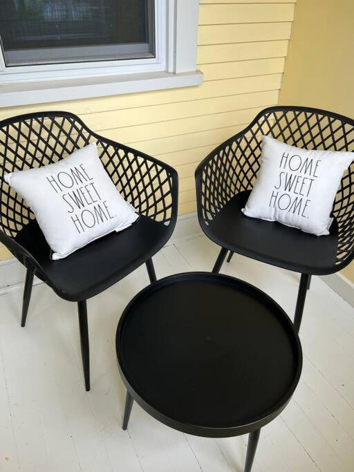 Cute Yellow 2-br Bungalow W/free Garage, Free Wifi