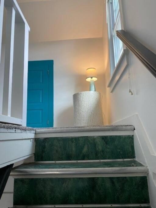 Cute Yellow 2-br Bungalow W/free Garage, Free Wifi Holiday home Milwaukee