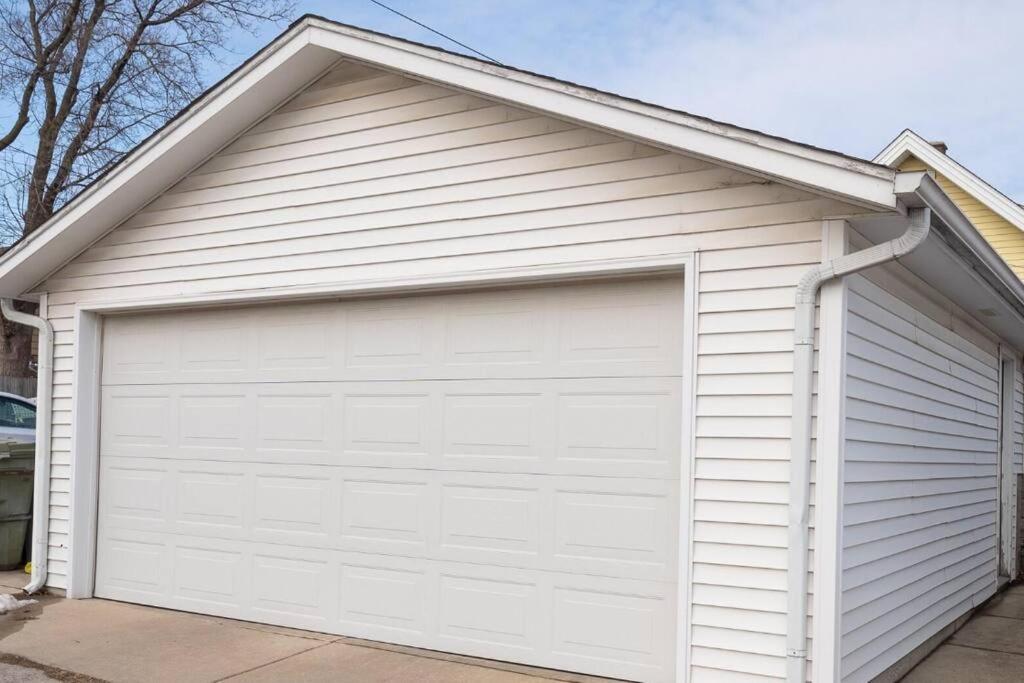 Cute Yellow 2-br Bungalow W/free Garage, Free Wifi * Milwaukee