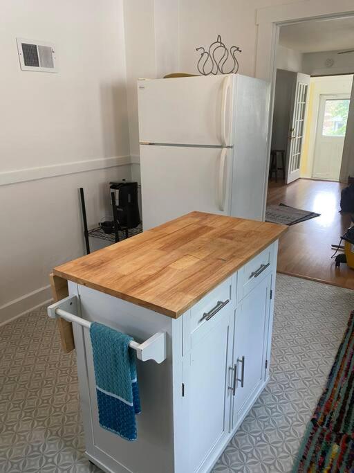 Cute Yellow 2-br Bungalow W/free Garage, Free Wifi Milwaukee