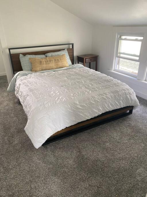 Cute Yellow 2-br Bungalow W/free Garage, Free Wifi *