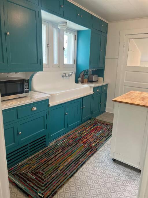 Cute Yellow 2-br Bungalow W/free Garage, Free Wifi *