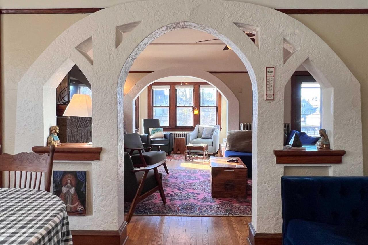 Apartment Chic In Hip Neighborhood!