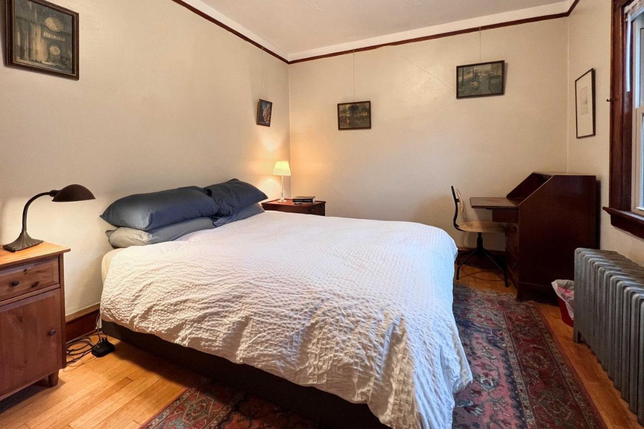 Apartment Chic In Hip Neighborhood!