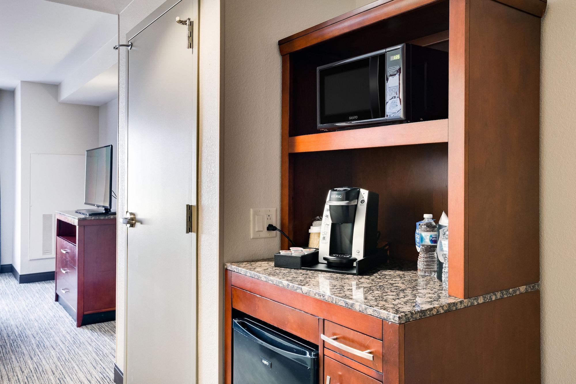 Hilton Garden Airport 3*